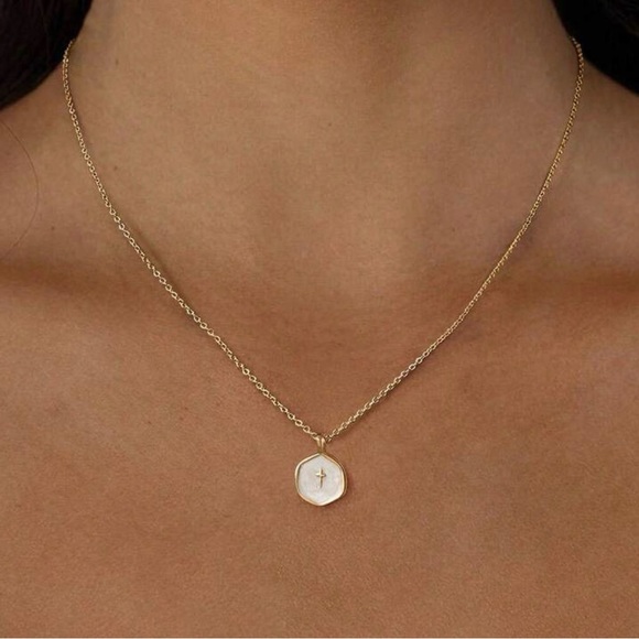 Fashion Gold ✝️cross Pendant Necklace NWOT - Picture 2 of 8